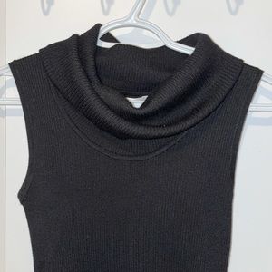 Magazine mid-lenght black dress with turtleneck